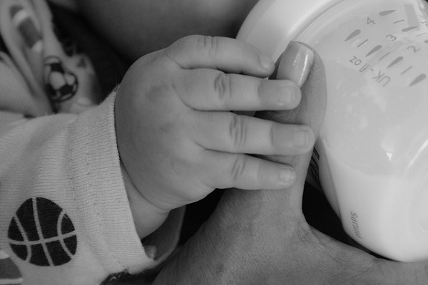 baby formula feeding bottle breastfeeding